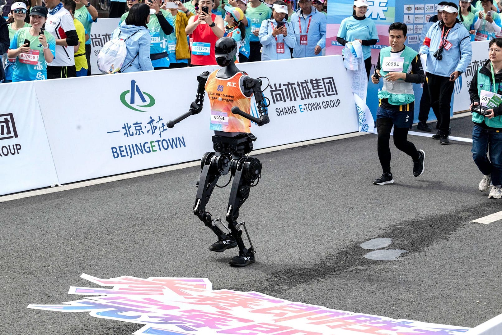 Stumbling and Overheating, Most Humanoid Robots Fail to Finish Half Marathon in Beijing Stumbling and Overheating, Most Humanoid Robots Fail to Finish Half Marathon in Beijing