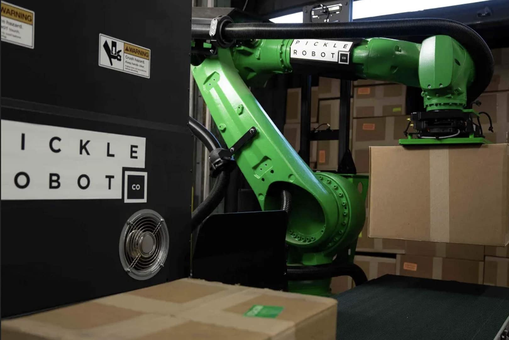 Robots that spare warehouse workers the heavy lifting Robots that spare warehouse workers the heavy lifting